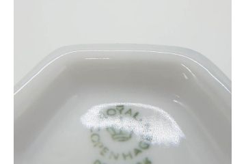 デンマーク　ROYAL　COPENHAGEN(ロイヤルコペンハーゲン)　ブルーフルーテッド　フルレース　ペア　繊細なレースの縁取りが豪華で上品な雰囲気を醸し出すコーヒーカップ&ソーサー2客セット(洋食器、C&S)(定価約110000円)(R-074883)