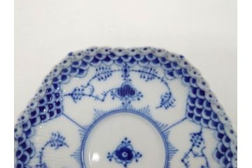 デンマーク　ROYAL　COPENHAGEN(ロイヤルコペンハーゲン)　ブルーフルーテッド　フルレース　ペア　繊細なレースの縁取りが豪華で上品な雰囲気を醸し出すコーヒーカップ&ソーサー2客セット(洋食器、C&S)(定価約110000円)(R-074883)