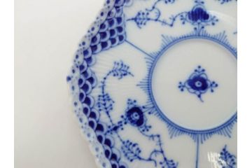 デンマーク　ROYAL　COPENHAGEN(ロイヤルコペンハーゲン)　ブルーフルーテッド　フルレース　ペア　繊細なレースの縁取りが豪華で上品な雰囲気を醸し出すコーヒーカップ&ソーサー2客セット(洋食器、C&S)(定価約110000円)(R-074883)