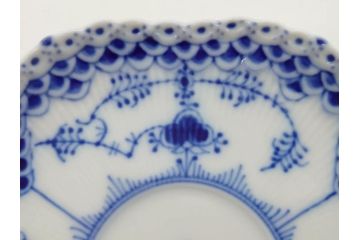 デンマーク　ROYAL　COPENHAGEN(ロイヤルコペンハーゲン)　ブルーフルーテッド　フルレース　ペア　繊細なレースの縁取りが豪華で上品な雰囲気を醸し出すコーヒーカップ&ソーサー2客セット(洋食器、C&S)(定価約110000円)(R-074883)