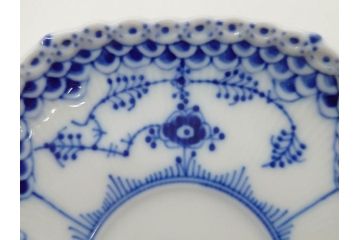 デンマーク　ROYAL　COPENHAGEN(ロイヤルコペンハーゲン)　ブルーフルーテッド　フルレース　ペア　繊細なレースの縁取りが豪華で上品な雰囲気を醸し出すコーヒーカップ&ソーサー2客セット(洋食器、C&S)(定価約110000円)(R-074883)