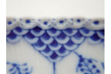 デンマーク　ROYAL　COPENHAGEN(ロイヤルコペンハーゲン)　ブルーフルーテッド　フルレース　ペア　繊細なレースの縁取りが豪華で上品な雰囲気を醸し出すコーヒーカップ&ソーサー2客セット(洋食器、C&S)(定価約110000円)(R-074883)