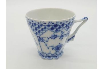 デンマーク　ROYAL　COPENHAGEN(ロイヤルコペンハーゲン)　ブルーフルーテッド　フルレース　ペア　繊細なレースの縁取りが豪華で上品な雰囲気を醸し出すコーヒーカップ&ソーサー2客セット(洋食器、C&S)(定価約110000円)(R-074883)