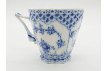 デンマーク　ROYAL　COPENHAGEN(ロイヤルコペンハーゲン)　ブルーフルーテッド　フルレース　ペア　繊細なレースの縁取りが豪華で上品な雰囲気を醸し出すコーヒーカップ&ソーサー2客セット(洋食器、C&S)(定価約110000円)(R-074883)
