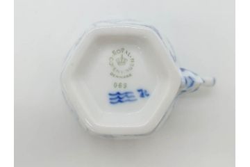デンマーク　ROYAL　COPENHAGEN(ロイヤルコペンハーゲン)　ブルーフルーテッド　フルレース　ペア　繊細なレースの縁取りが豪華で上品な雰囲気を醸し出すコーヒーカップ&ソーサー2客セット(洋食器、C&S)(定価約110000円)(R-074883)