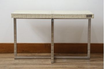 中古　IDC大塚家具取り扱い　FENDI CASA(フェンディ カーサ)　本革(レザー)　クロコ型押し　シンプルでスタイリッシュな佇まいが魅力的なサイドテーブル(カフェテーブル、コーヒー テーブル、ローテーブル)(R-074895)