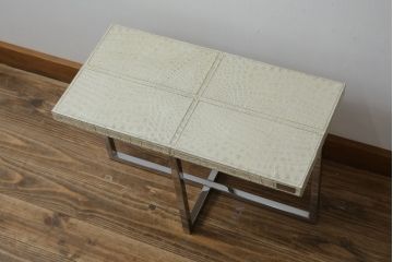 中古　IDC大塚家具取り扱い　FENDI CASA(フェンディ カーサ)　本革(レザー)　クロコ型押し　シンプルでスタイリッシュな佇まいが魅力的なサイドテーブル(カフェテーブル、コーヒー テーブル、ローテーブル)(R-074895)