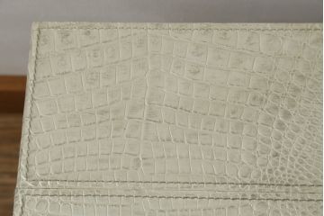 中古　IDC大塚家具取り扱い　FENDI CASA(フェンディ カーサ)　本革(レザー)　クロコ型押し　シンプルでスタイリッシュな佇まいが魅力的なサイドテーブル(カフェテーブル、コーヒー テーブル、ローテーブル)(R-074895)