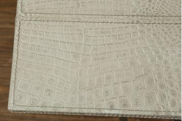 中古　IDC大塚家具取り扱い　FENDI CASA(フェンディ カーサ)　本革(レザー)　クロコ型押し　シンプルでスタイリッシュな佇まいが魅力的なサイドテーブル(カフェテーブル、コーヒー テーブル、ローテーブル)(R-074895)