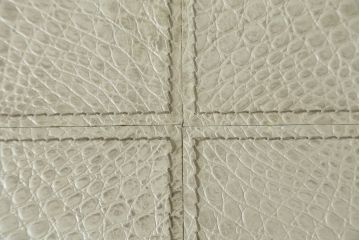 中古　IDC大塚家具取り扱い　FENDI CASA(フェンディ カーサ)　本革(レザー)　クロコ型押し　シンプルでスタイリッシュな佇まいが魅力的なサイドテーブル(カフェテーブル、コーヒー テーブル、ローテーブル)(R-074895)