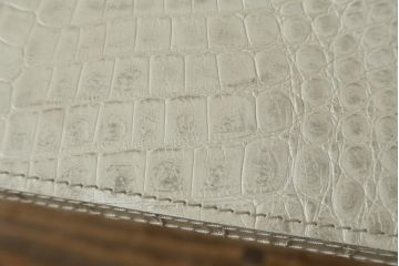 中古　IDC大塚家具取り扱い　FENDI CASA(フェンディ カーサ)　本革(レザー)　クロコ型押し　シンプルでスタイリッシュな佇まいが魅力的なサイドテーブル(カフェテーブル、コーヒー テーブル、ローテーブル)(R-074895)