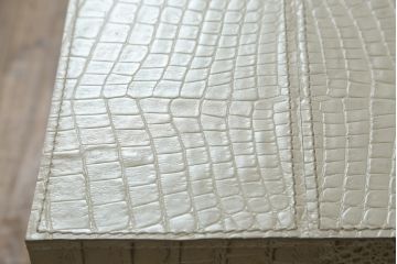 中古　IDC大塚家具取り扱い　FENDI CASA(フェンディ カーサ)　本革(レザー)　クロコ型押し　シンプルでスタイリッシュな佇まいが魅力的なサイドテーブル(カフェテーブル、コーヒー テーブル、ローテーブル)(R-074895)