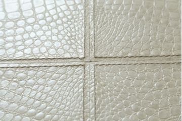 中古　IDC大塚家具取り扱い　FENDI CASA(フェンディ カーサ)　本革(レザー)　クロコ型押し　シンプルでスタイリッシュな佇まいが魅力的なサイドテーブル(カフェテーブル、コーヒー テーブル、ローテーブル)(R-074895)