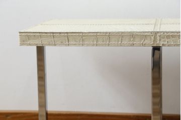中古　IDC大塚家具取り扱い　FENDI CASA(フェンディ カーサ)　本革(レザー)　クロコ型押し　シンプルでスタイリッシュな佇まいが魅力的なサイドテーブル(カフェテーブル、コーヒー テーブル、ローテーブル)(R-074895)