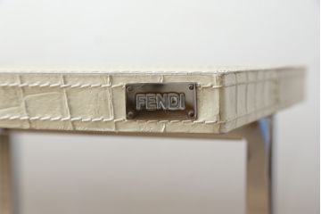 中古　IDC大塚家具取り扱い　FENDI CASA(フェンディ カーサ)　本革(レザー)　クロコ型押し　シンプルでスタイリッシュな佇まいが魅力的なサイドテーブル(カフェテーブル、コーヒー テーブル、ローテーブル)(R-074895)
