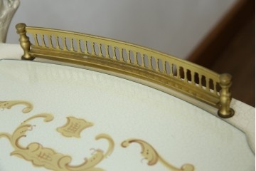 中古　美品　SILIK(シリック)　気品溢れる佇まいが目を引くワゴンテーブル　(R-074930)