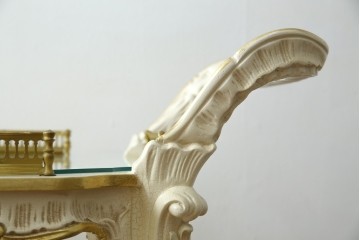 中古　美品　SILIK(シリック)　気品溢れる佇まいが目を引くワゴンテーブル　(R-074930)