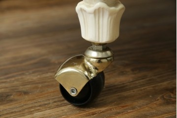 中古　美品　SILIK(シリック)　気品溢れる佇まいが目を引くワゴンテーブル　(R-074930)