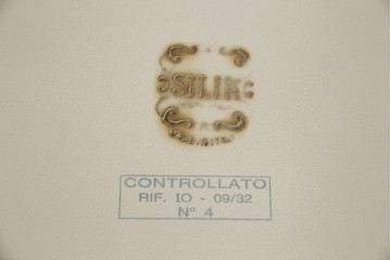 中古　美品　SILIK(シリック)　気品溢れる佇まいが目を引くワゴンテーブル　(R-074930)