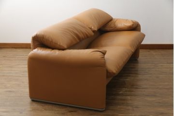 中古　美品　Cassina(カッシーナ)　MARALUNGA(マラルンガ)　本革(レザー)　高級感漂う佇まいが魅力の2人掛けワイドソファ(2P、二人掛け、2.5人掛け)(定価約173万円)(R-074949)