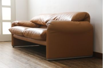 中古　美品　Cassina(カッシーナ)　MARALUNGA(マラルンガ)　本革(レザー)　高級感漂う佇まいが魅力の2人掛けワイドソファ(2P、二人掛け、2.5人掛け)(定価約173万円)(R-074949)