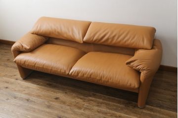 中古　美品　Cassina(カッシーナ)　MARALUNGA(マラルンガ)　本革(レザー)　高級感漂う佇まいが魅力の2人掛けワイドソファ(2P、二人掛け、2.5人掛け)(定価約173万円)(R-074949)