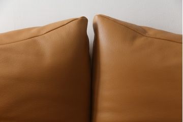 中古　美品　Cassina(カッシーナ)　MARALUNGA(マラルンガ)　本革(レザー)　高級感漂う佇まいが魅力の2人掛けワイドソファ(2P、二人掛け、2.5人掛け)(定価約173万円)(R-074949)