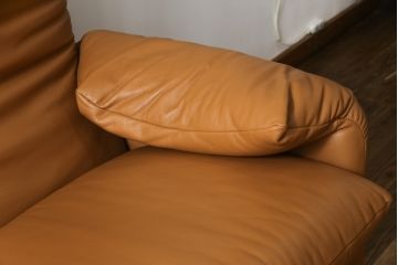 中古　美品　Cassina(カッシーナ)　MARALUNGA(マラルンガ)　本革(レザー)　高級感漂う佇まいが魅力の2人掛けワイドソファ(2P、二人掛け、2.5人掛け)(定価約173万円)(R-074949)