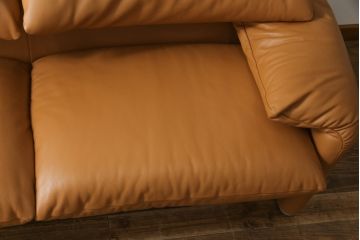 中古　美品　Cassina(カッシーナ)　MARALUNGA(マラルンガ)　本革(レザー)　高級感漂う佇まいが魅力の2人掛けワイドソファ(2P、二人掛け、2.5人掛け)(定価約173万円)(R-074949)