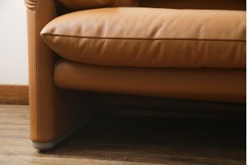 中古　美品　Cassina(カッシーナ)　MARALUNGA(マラルンガ)　本革(レザー)　高級感漂う佇まいが魅力の2人掛けワイドソファ(2P、二人掛け、2.5人掛け)(定価約173万円)(R-074949)