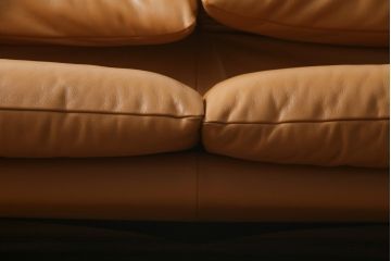 中古　美品　Cassina(カッシーナ)　MARALUNGA(マラルンガ)　本革(レザー)　高級感漂う佇まいが魅力の2人掛けワイドソファ(2P、二人掛け、2.5人掛け)(定価約173万円)(R-074949)