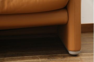 中古　美品　Cassina(カッシーナ)　MARALUNGA(マラルンガ)　本革(レザー)　高級感漂う佇まいが魅力の2人掛けワイドソファ(2P、二人掛け、2.5人掛け)(定価約173万円)(R-074949)