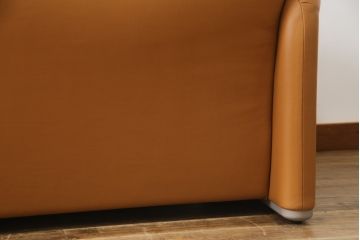 中古　美品　Cassina(カッシーナ)　MARALUNGA(マラルンガ)　本革(レザー)　高級感漂う佇まいが魅力の2人掛けワイドソファ(2P、二人掛け、2.5人掛け)(定価約173万円)(R-074949)
