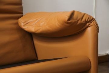 中古　美品　Cassina(カッシーナ)　MARALUNGA(マラルンガ)　本革(レザー)　高級感漂う佇まいが魅力の2人掛けワイドソファ(2P、二人掛け、2.5人掛け)(定価約173万円)(R-074949)