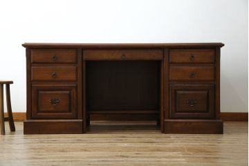 中古　ナラ材　えぞ民芸(インテリアEZO)　深みのある色合いと堂々とした佇まいが魅力的な両袖机(ワークデスク、ニーホールデスク、プレジデントデスク、在宅用、在宅ワーク用)(R-074950)