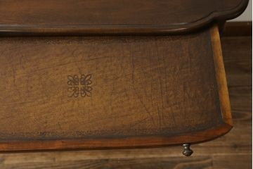 中古　イギリス高級家具　THEODORE ALEXANDER(セオドア・アレキサンダー)　丸みを帯びたデザインが可愛らしいスライドテーブル付きチェスト(引き出し、サイドチェスト、英国)(R-074953)