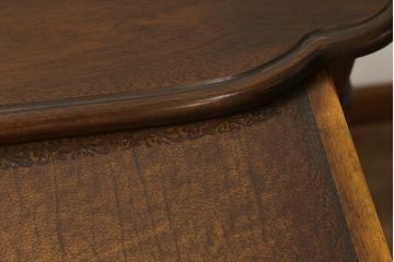 中古　イギリス高級家具　THEODORE ALEXANDER(セオドア・アレキサンダー)　丸みを帯びたデザインが可愛らしいスライドテーブル付きチェスト(引き出し、サイドチェスト、英国)(R-074953)