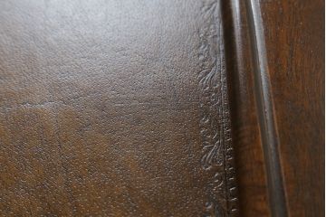 中古　イギリス高級家具　THEODORE ALEXANDER(セオドア・アレキサンダー)　丸みを帯びたデザインが可愛らしいスライドテーブル付きチェスト(引き出し、サイドチェスト、英国)(R-074953)