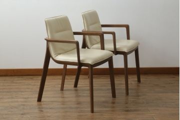 中古　美品　北海道旭川家具　CONDE HOUSE(カンディハウス)　シンプルなデザインがインテリアに取り入れやすいアームチェア2脚セット(ダイニングチェア、椅子、イス)(定価1脚で約18万円)(R-074961)