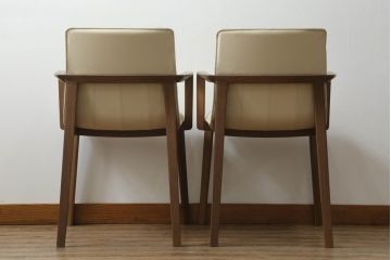 中古　美品　北海道旭川家具　CONDE HOUSE(カンディハウス)　シンプルなデザインがインテリアに取り入れやすいアームチェア2脚セット(ダイニングチェア、椅子、イス)(定価1脚で約18万円)(R-074961)