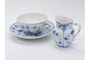 デンマーク　ROYAL COPENHAGEN(ロイヤルコペンハーゲン)　ブルーフルーテッド　ハーフレース　プレイン　洗練されたデザインが優美な印象を与えるティーカップ&ソーサー・クリーマーセット(C&S、ミルクポット、ミルクジャー、洋食器)(R-074975)