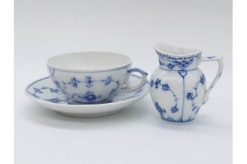 デンマーク　ROYAL COPENHAGEN(ロイヤルコペンハーゲン)　ブルーフルーテッド　ハーフレース　プレイン　洗練されたデザインが優美な印象を与えるティーカップ&ソーサー・クリーマーセット(C&S、ミルクポット、ミルクジャー、洋食器)(R-074975)