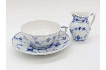 デンマーク　ROYAL COPENHAGEN(ロイヤルコペンハーゲン)　ブルーフルーテッド　ハーフレース　プレイン　洗練されたデザインが優美な印象を与えるティーカップ&ソーサー・クリーマーセット(C&S、ミルクポット、ミルクジャー、洋食器)(R-074975)