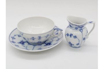 デンマーク　ROYAL COPENHAGEN(ロイヤルコペンハーゲン)　ブルーフルーテッド　ハーフレース　プレイン　洗練されたデザインが優美な印象を与えるティーカップ&ソーサー・クリーマーセット(C&S、ミルクポット、ミルクジャー、洋食器)(R-074975)