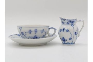 デンマーク　ROYAL COPENHAGEN(ロイヤルコペンハーゲン)　ブルーフルーテッド　ハーフレース　プレイン　洗練されたデザインが優美な印象を与えるティーカップ&ソーサー・クリーマーセット(C&S、ミルクポット、ミルクジャー、洋食器)(R-074975)