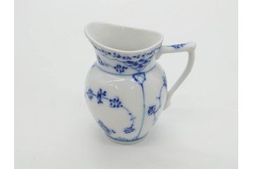 デンマーク　ROYAL COPENHAGEN(ロイヤルコペンハーゲン)　ブルーフルーテッド　ハーフレース　プレイン　洗練されたデザインが優美な印象を与えるティーカップ&ソーサー・クリーマーセット(C&S、ミルクポット、ミルクジャー、洋食器)(R-074975)