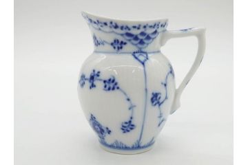 デンマーク　ROYAL COPENHAGEN(ロイヤルコペンハーゲン)　ブルーフルーテッド　ハーフレース　プレイン　洗練されたデザインが優美な印象を与えるティーカップ&ソーサー・クリーマーセット(C&S、ミルクポット、ミルクジャー、洋食器)(R-074975)