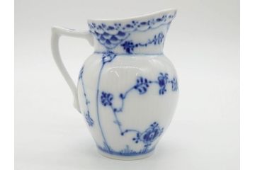 デンマーク　ROYAL COPENHAGEN(ロイヤルコペンハーゲン)　ブルーフルーテッド　ハーフレース　プレイン　洗練されたデザインが優美な印象を与えるティーカップ&ソーサー・クリーマーセット(C&S、ミルクポット、ミルクジャー、洋食器)(R-074975)