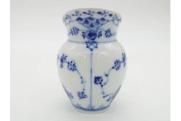 デンマーク　ROYAL COPENHAGEN(ロイヤルコペンハーゲン)　ブルーフルーテッド　ハーフレース　プレイン　洗練されたデザインが優美な印象を与えるティーカップ&ソーサー・クリーマーセット(C&S、ミルクポット、ミルクジャー、洋食器)(R-074975)