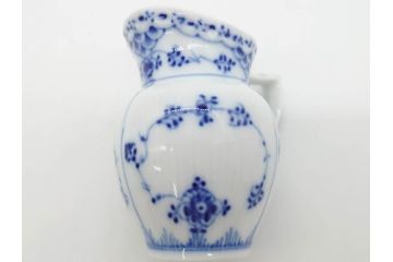 デンマーク　ROYAL COPENHAGEN(ロイヤルコペンハーゲン)　ブルーフルーテッド　ハーフレース　プレイン　洗練されたデザインが優美な印象を与えるティーカップ&ソーサー・クリーマーセット(C&S、ミルクポット、ミルクジャー、洋食器)(R-074975)